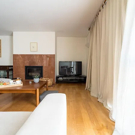 Alameda Ribeiro - T4 No Centro Historico - *