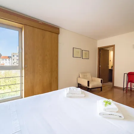 Alameda Ribeiro - T4 No Centro Historico - Apartment