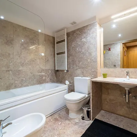 Apartment Alameda Ribeiro - T4 No Centro Historico -