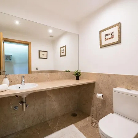 Apartment Alameda Ribeiro - T4 No Centro Historico -