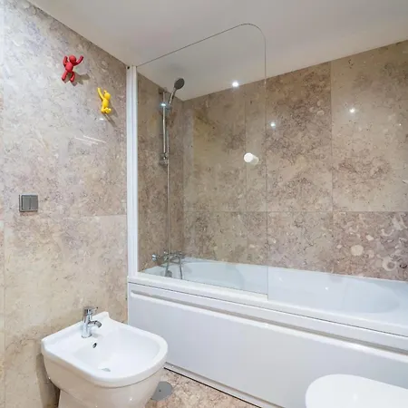 Apartment Alameda Ribeiro - T4 No Centro Historico - *