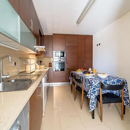 Alameda Ribeiro - T4 No Centro Historico - Апартаменты