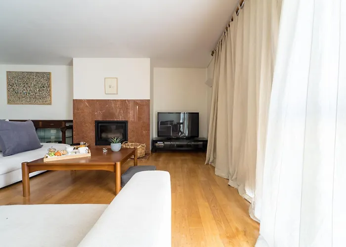 Alameda Ribeiro - T4 No Centro Historico - *