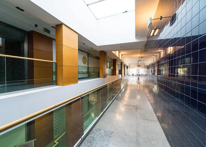 アパート Alameda Ribeiro - T4 No Centro Historico - *