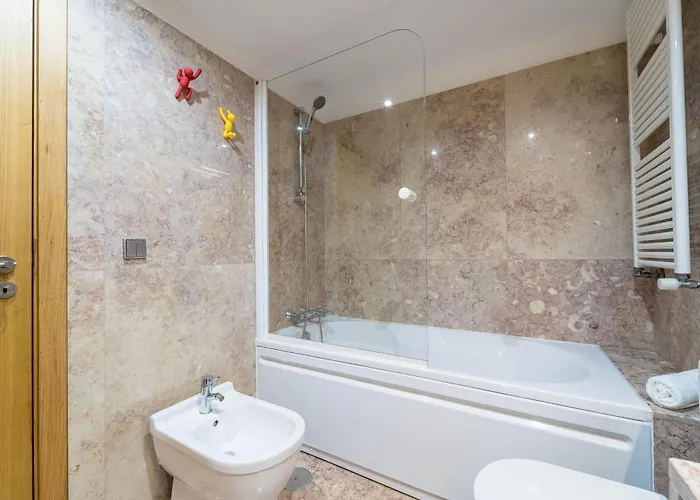 Appartement Alameda Ribeiro - T4 No Centro Historico - *